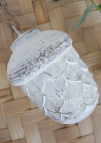 Pobielona zawieszka dekoracyjna żołądź do aranżacji na gałązce