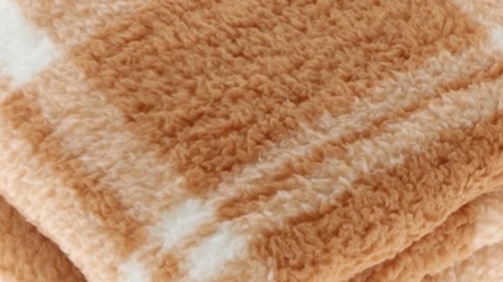 Miękki pluszowy koc w kratę