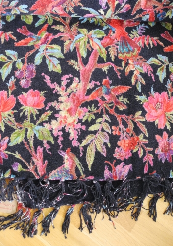 Czarny dywan w kolorowe wzory