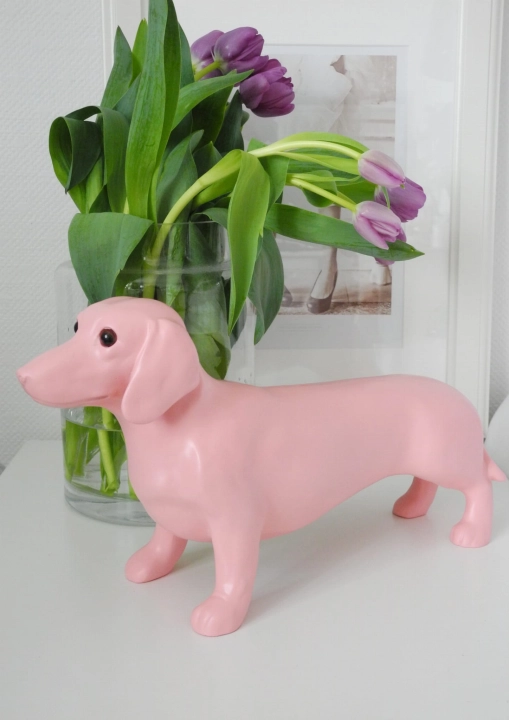 Różowy jamnik - skarbonka w stylu dopamine decor