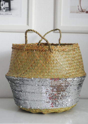 Stylowy kosz z naturalnej trawy morskiej z naszywanymi srebrnymi cekinami