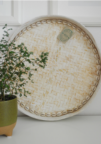 Okrągła taca wyplatana zdobiona muszelkami