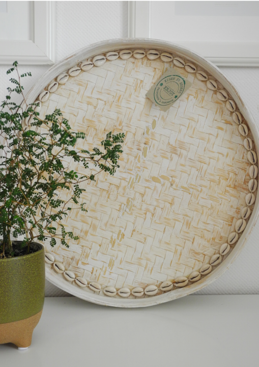 Okrągła taca wyplatana zdobiona muszelkami