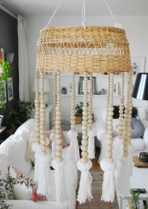 Abażur wiklinowy z drewnianymi koralikami i białymi chwostami w stylu boho