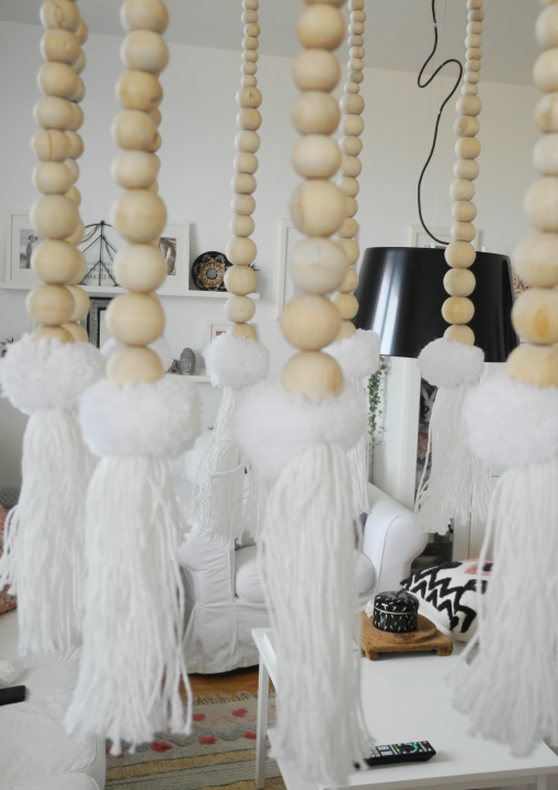 Ręcznie wyplatany abażur boho z wikliny i bawełnianymi pomponami