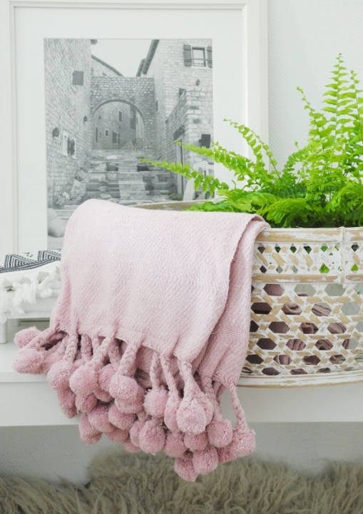 Pled w kolorze różowym z pomponami