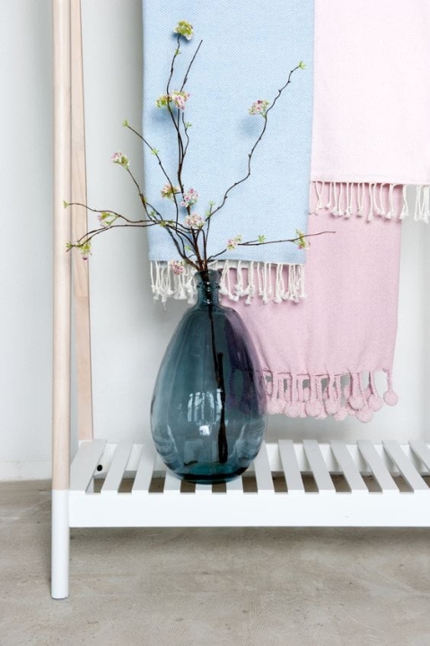 Bawełniany koc z pomponami w kolorze różowym