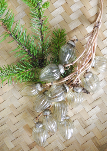 Szklane rustykalne bombki na rzemykach w stylu retro