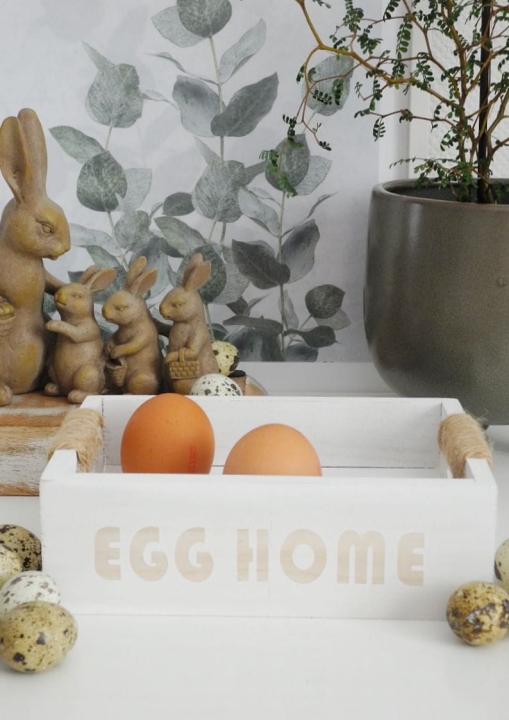 drewniany stojak na jajka mieszczący sześć jajek w rustykalnym stylu