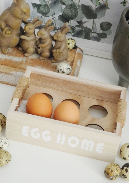 rustykalny drewniany stojak na jajka jako dekoracja kuchni