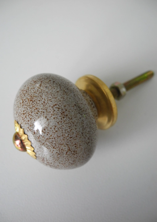 Ceramiczna gałka do mebli szara w brązowe plamki