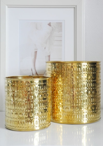Metalowy pojemnik w kolorze złotym