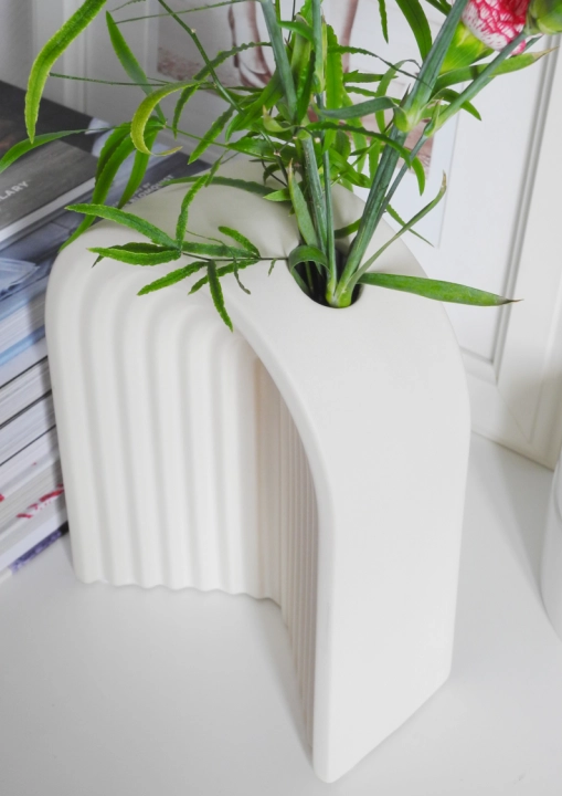 Ceramiczny wazon w kształcie łuku w kolorze kremowym