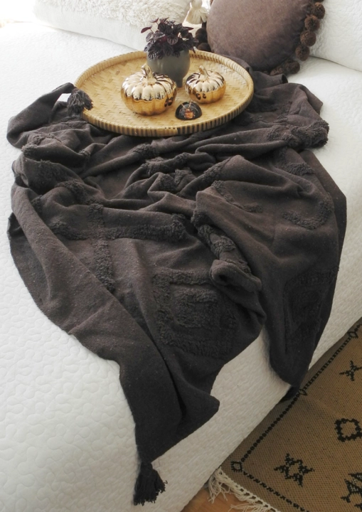 Pled w berberyjskim stylu - wyjątkowy design w stylu boho- leży na łóżku w sypialni