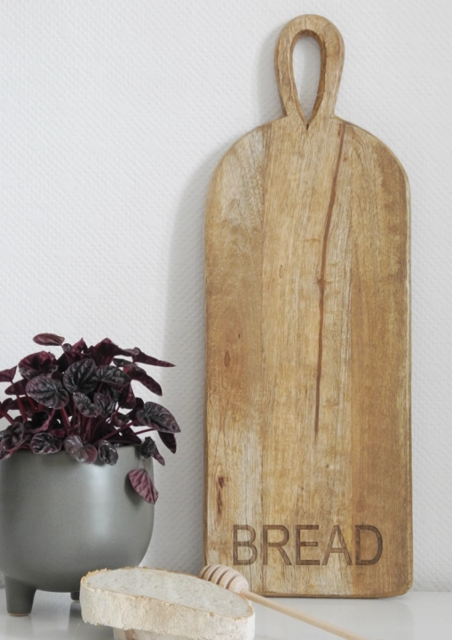 Podłużna deska z rączką i napisem Bread – niezbędny element każdej kuchni z duszą!