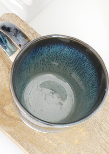 Granatowy ceramiczny kubek z dużym uchem