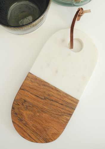 Mała deska kuchenna z białym marmurem
