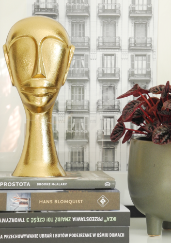 Metalowa figurka głowy w kolorze złotym – elegancka ozdoba na komodę lub stolik