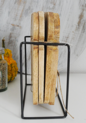 Drewniane podstawki na metalowym stojaku