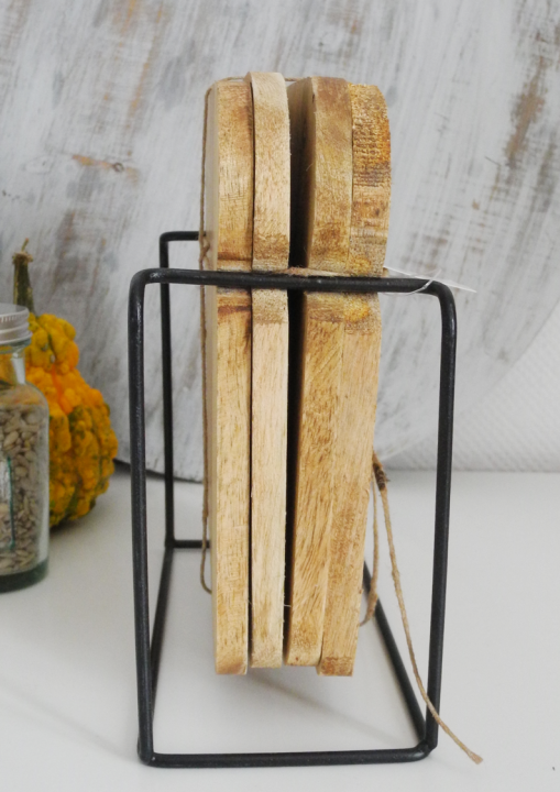 Drewniane podstawki na metalowym stojaku