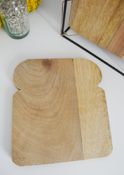 Drewniana podstawka pod kubki w kształcie kromki chleba