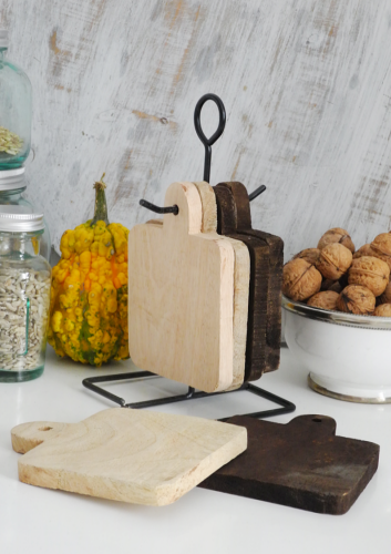 Rustykalne podkładki pod kubki na metalowym stojaku