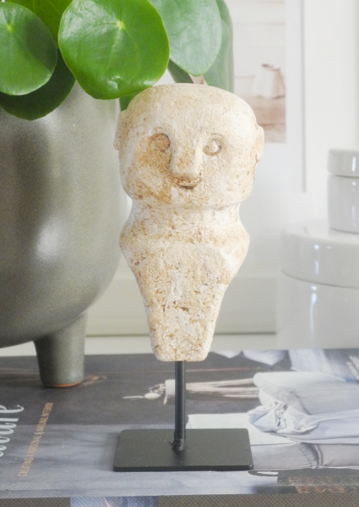 Minimalistyczna rzeźba głowy na postumencie jako dekoracja do nowoczesnego salonu