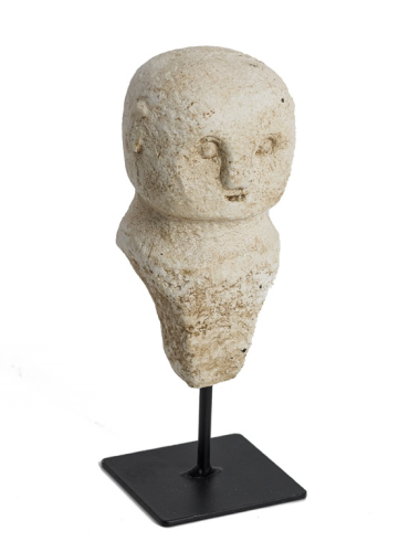 Figurka Moai na czarnym metalowym stojaku w stylu etno