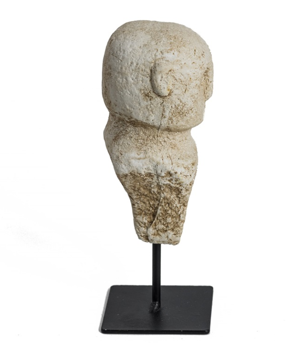 Kamienna figurka dekoracyjna Moai na czarnym metalowym stojaku