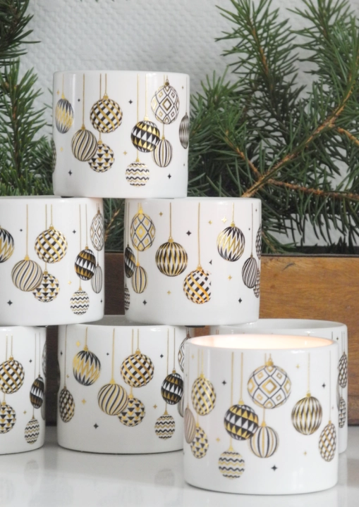 Świecznik ceramiczny na tealight z motywem złotych i czarnych bombek