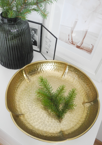 Złota patera z młotkowanego metalu