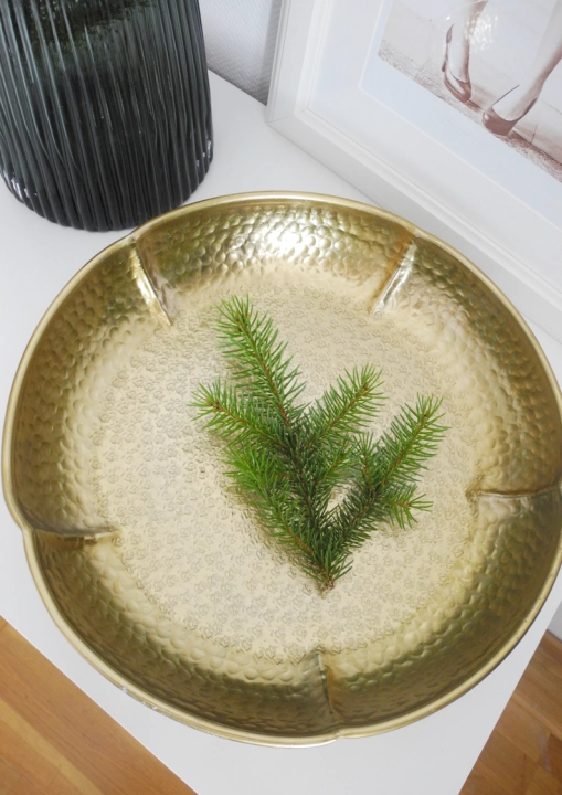 Duża złota metalowa patera dekoracyjna - średnica 37 cm na komodzie w salonie