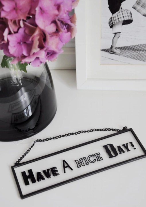 Szklany szyld na łańcuszku