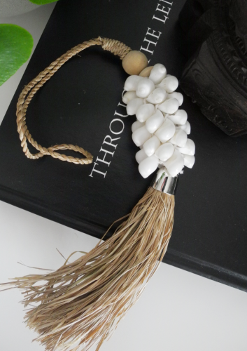 Boho zawieszka dekoracyjna z białych muszli