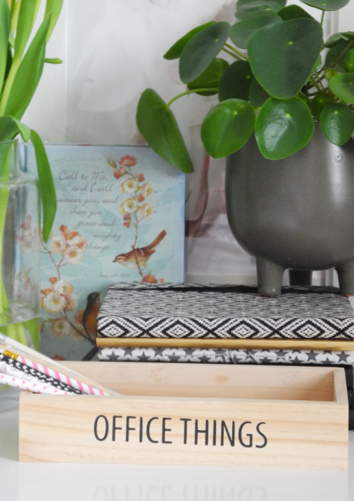 Pojemnik z drewna na biurko