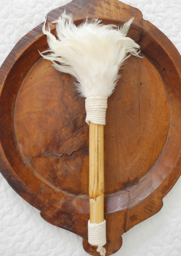 Miotełka do kurzu z naturalnych białych piór. Długość 40 cm. Cena 49 złotych.