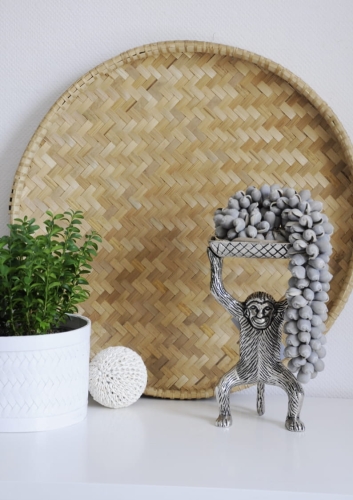 Duża okragła taca wyplatana z liści bambusa