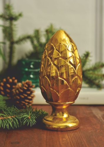 Złota dekoracja z drewna w formie karczocha