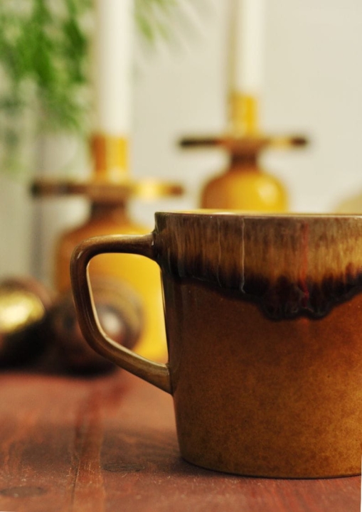 Efektowny brązowy kubek do kawy