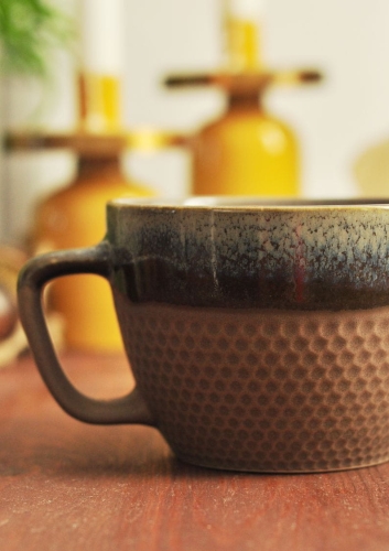 Ceramiczny kubek ze wzorem plastra miodu