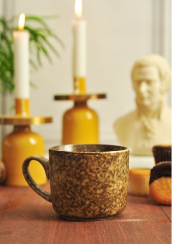 Ciekawy kubek ceramiczny w kolorach brązowych