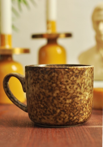 Brązowy nakrapiany kubek ceramiczny