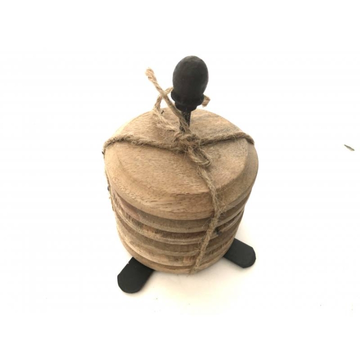 Drewniane podstawki pod kubki na metalowym stojaku