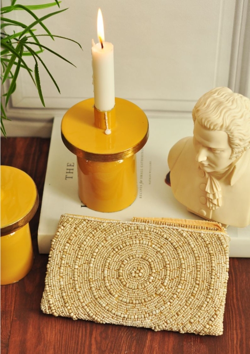 Beżowa kosmetyczka naszywana koralikami