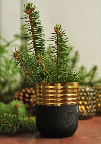 Czarny pojemnik z metalu ze złotym wykończeniem