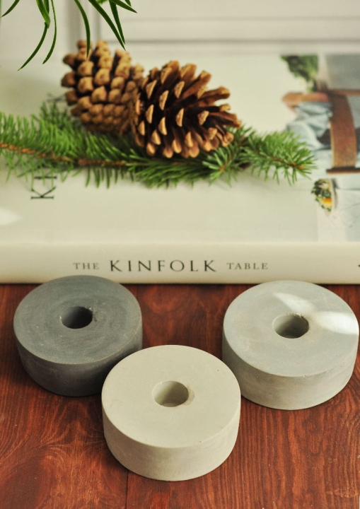 Świeczniki z szarego betonu