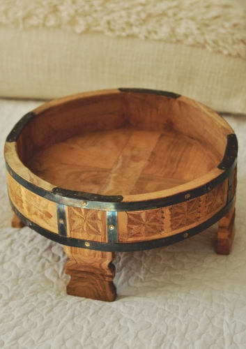 CHAKKI – ręcznie wykonany niski stolik z metalowymi okuciami