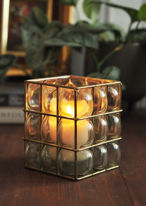 Świecznik szklano-metalowy w kolorze starego złota