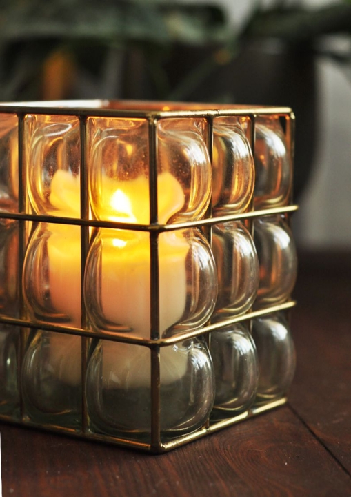 Elegancki świecznik dekoracyjny z geometrycznym stelażem i szklanym wkładem