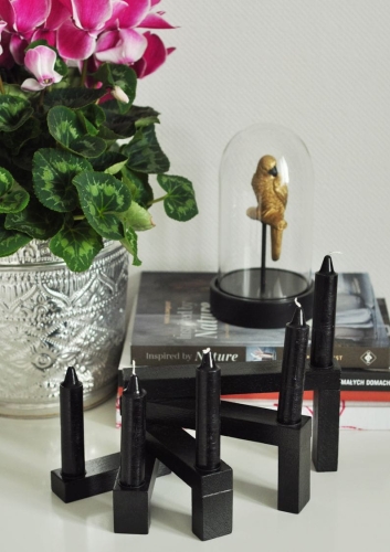 Rozkładany świecznik z drewna mango w kolorze czarnym – miejsce na 5 świec